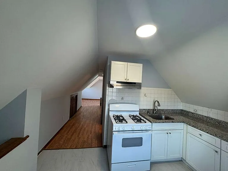 50 Young St #R3 — Photo 8
