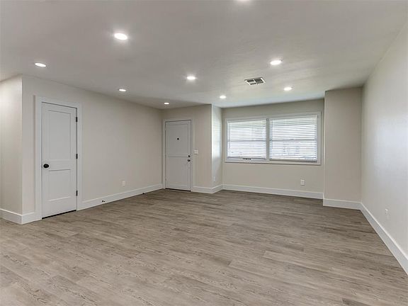 3rd image of 1304 N Carol Ln
