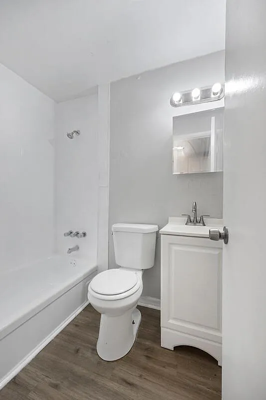 2146 Inwood Ter — Photo 2