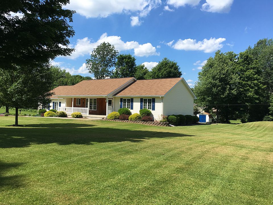 Beautiful home and Yard. 