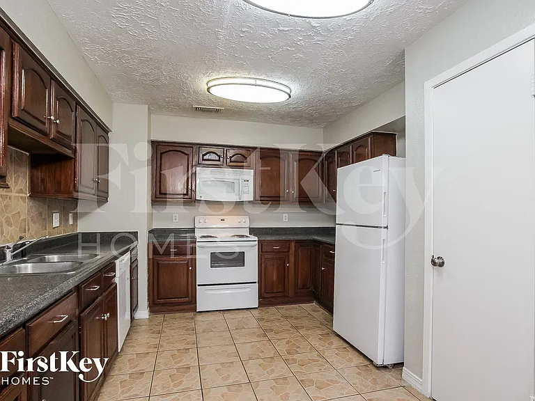 11431 Stoughton Dr — Photo 7