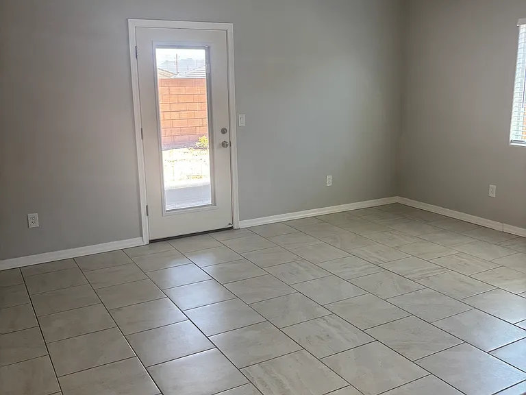 728 Vista Grande Dr — Photo 2