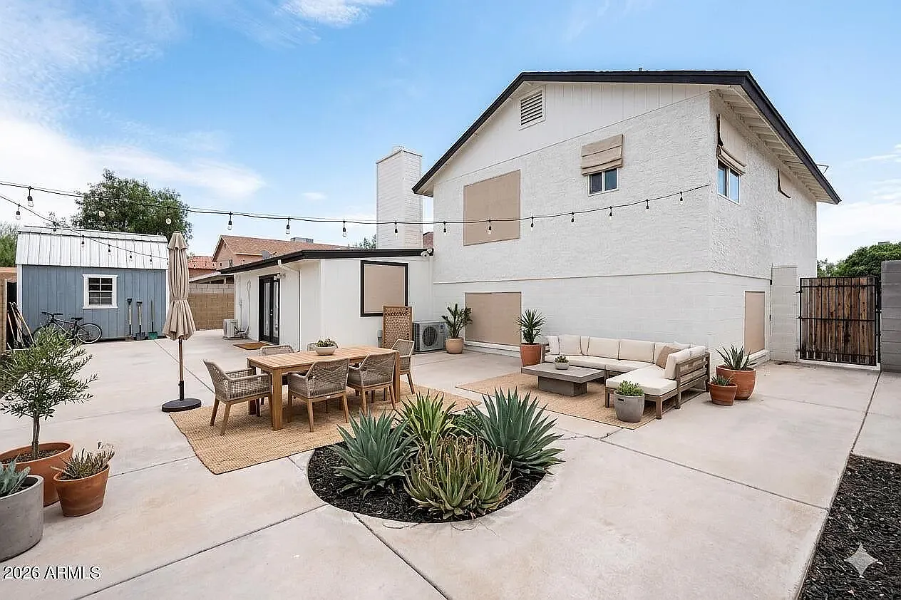 5 bed, 2400 sqft, $3,280 — Photo 3