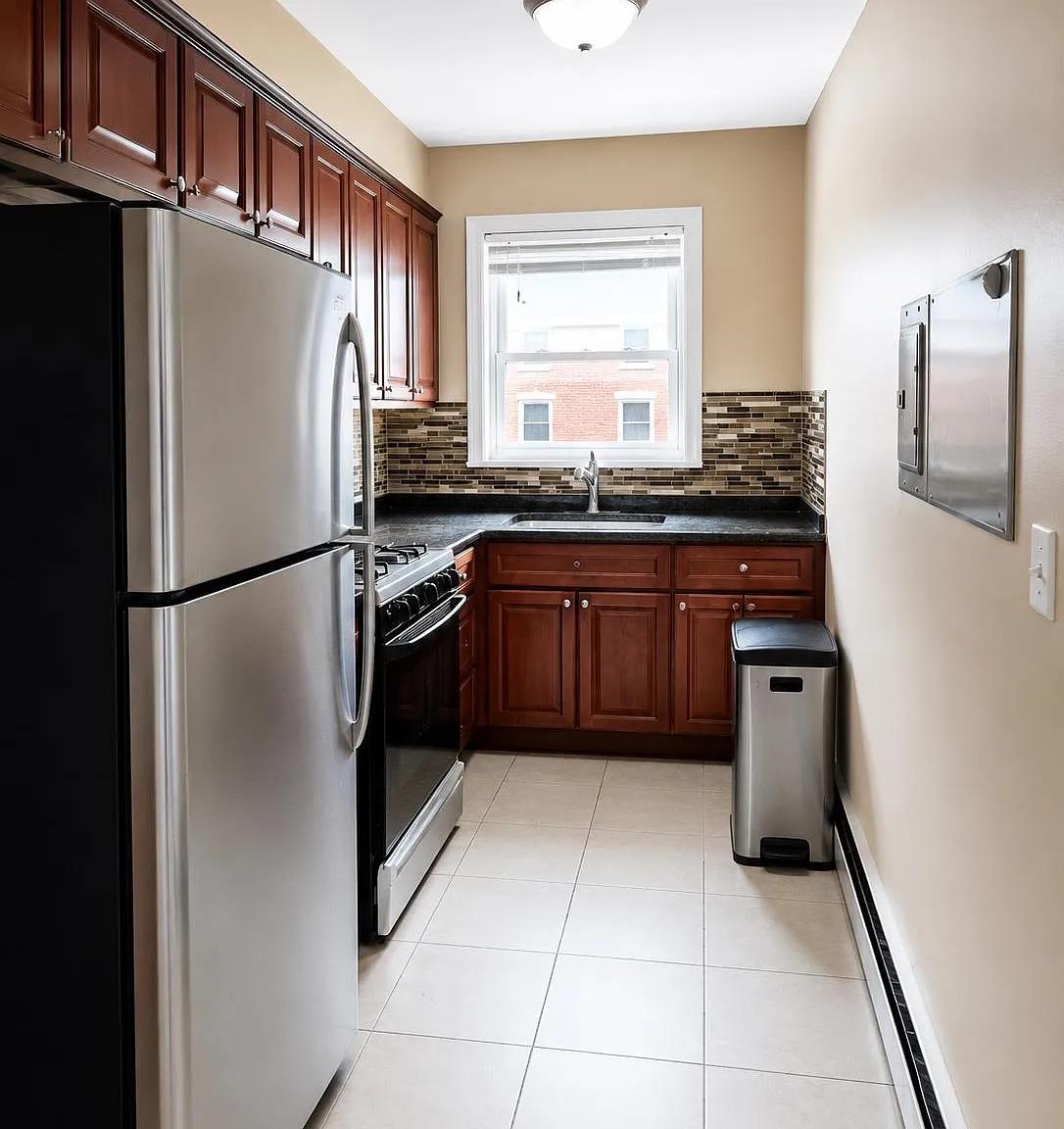 2 bed, 1.0 bath, 900 sqft, $2,100 — Photo 2
