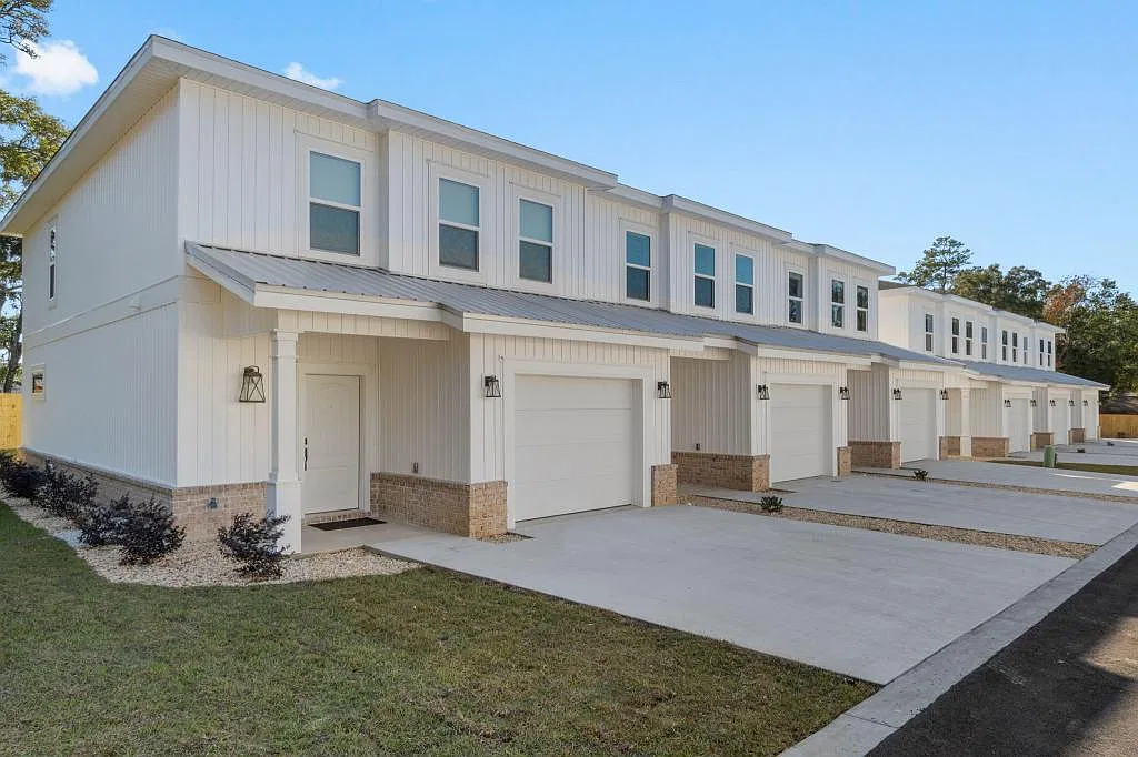 525 Hill Ln — Photo 3