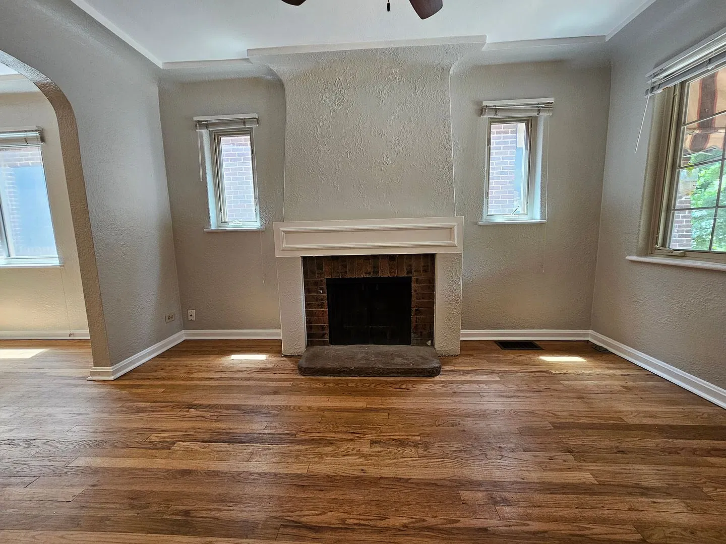 Alamo Placita Adorable 3 Bed 2 Bath Bungalow w/ CACH, Garage, Fenced Yard & More — Photo 3