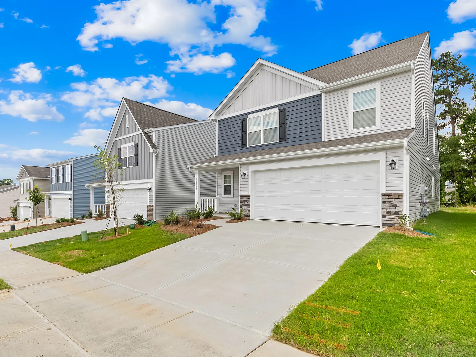 5 bed, 2.5 bath, 2306 sqft, $2,495 — Photo 3