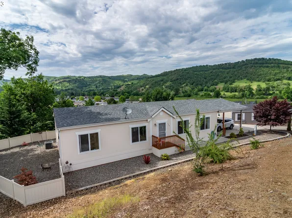 139 Deschutes Ln Space 123, Roseburg, OR 97471