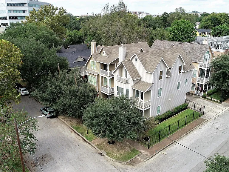 2104 State St — Photo 37