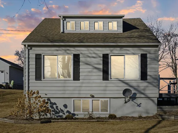 702 Charles St, Delhi, IA 52223