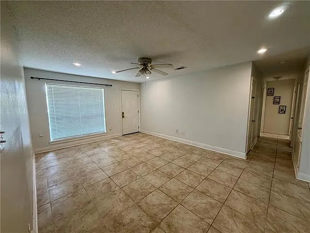 4 bed, 2.0 bath, 1300 sqft, $1,750 — Photo 3
