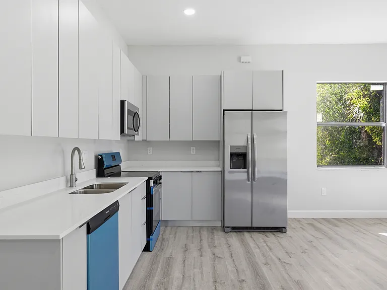 825 Carbon St E — Photo 24