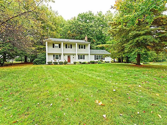 2nd image of 9 Hidden Valley Ln