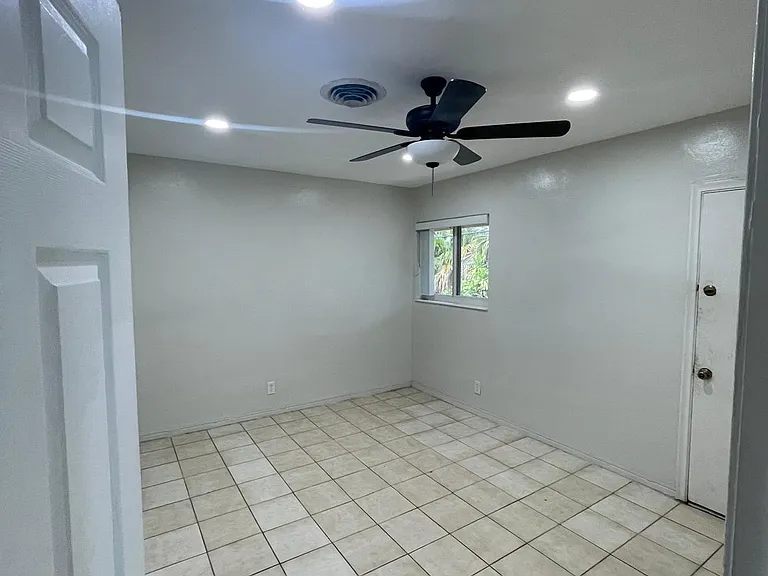 6400 NE 18th Ave #14 — Photo 11