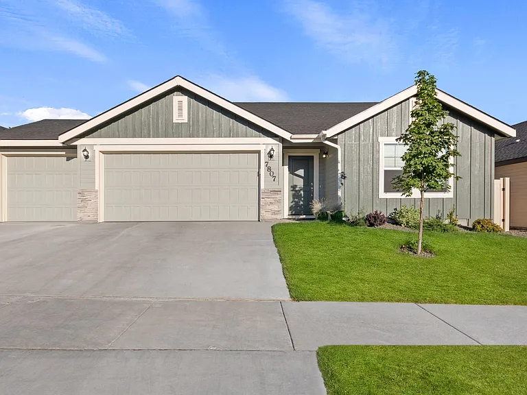 7807 S Dewberry Ave — Photo 1