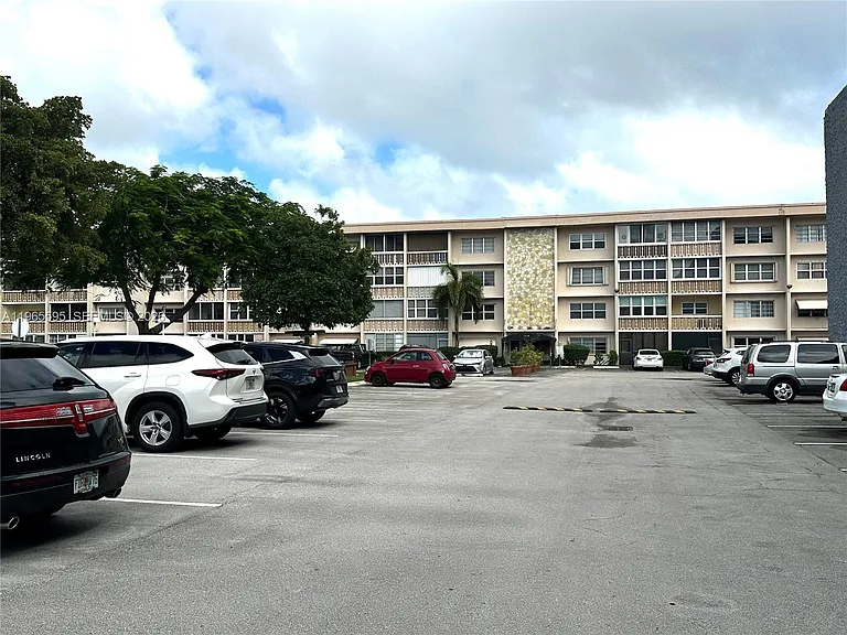 410 SE 2nd St #308 — Photo 42