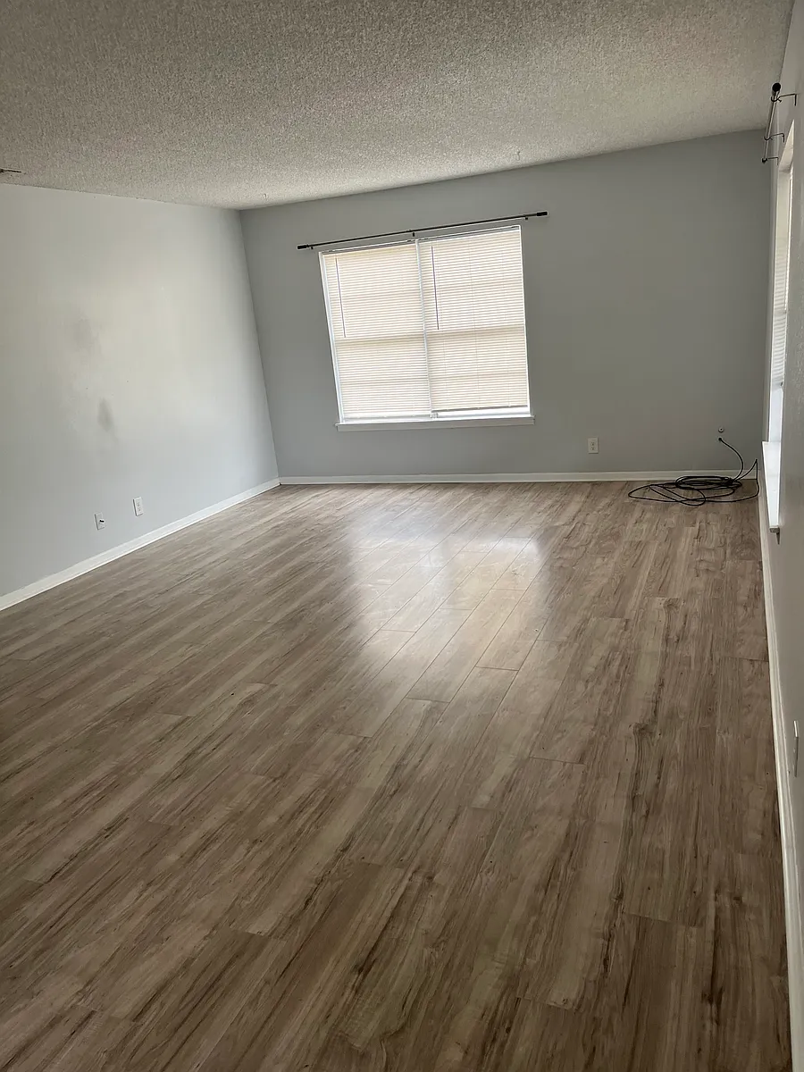 Building Photo - 100 Royal Way Dr #16D