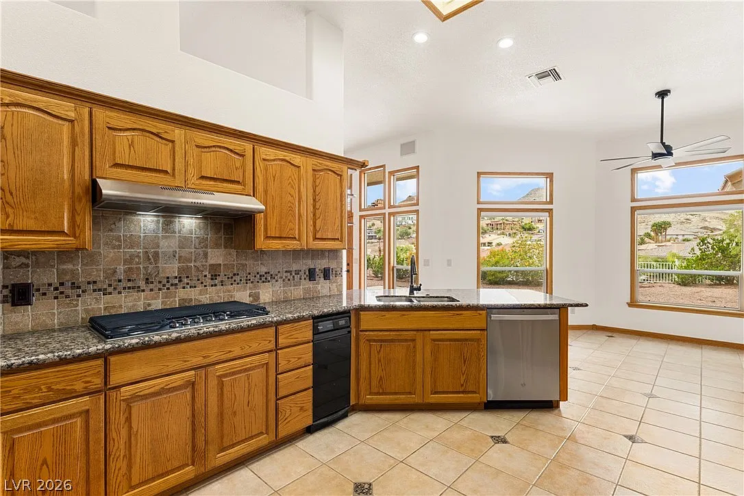 4 bed, 2.5 bath, 2527 sqft, $2,400 — Photo 3