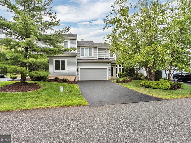 1202 Champlain Dr — Photo 1