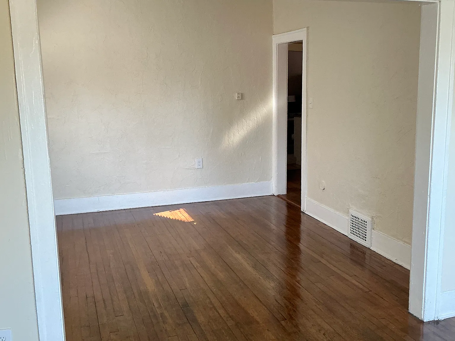 2 bed, 1000 sqft, $1,000 — Photo 4