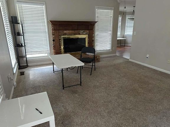 3rd image of 381 Pin Oak Dr