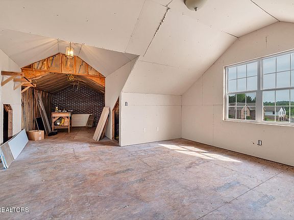 41st image of 449 Foss Rd