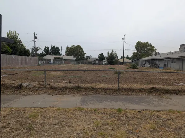 521 O St, Sanger, CA 93657