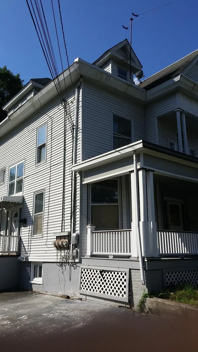 Building Photo - Willow Ave