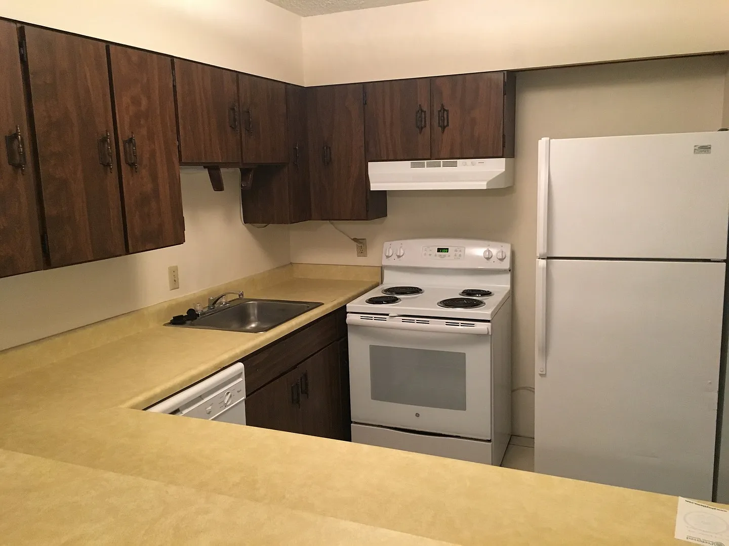 KU-Country Club Apts — Photo 4