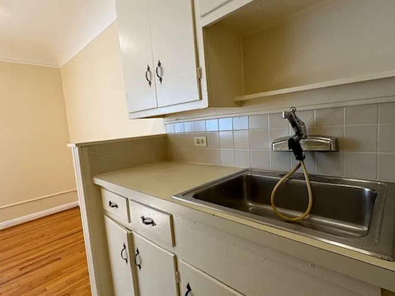 Sherman Arms Apartments — Photo 11