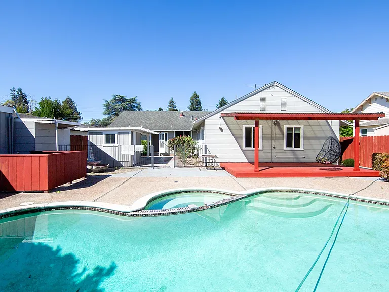 330 Beverly Ave — Photo 14