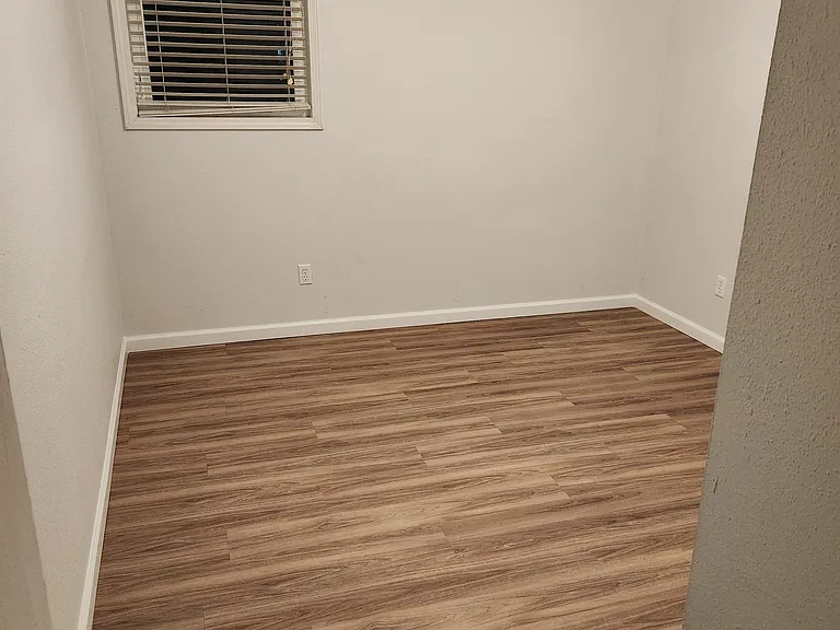 527 Avenue F — Photo 10