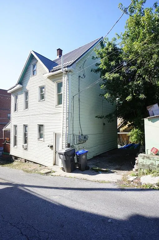 221 Walnut St — Photo 4