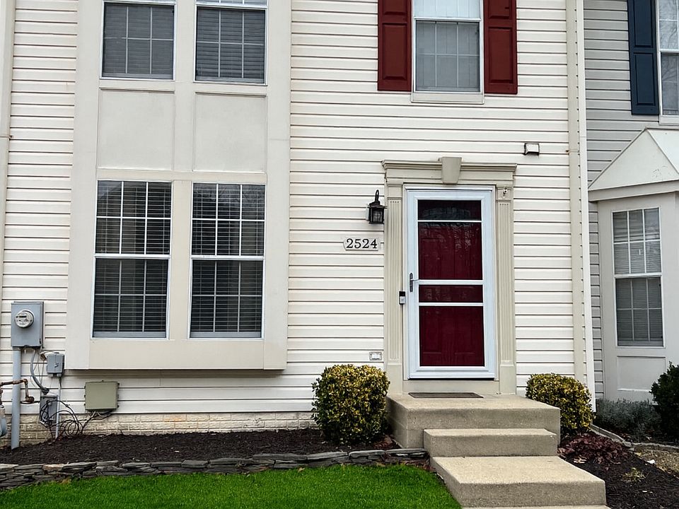 Beautiful townhouse located in Piney Orchard Community.