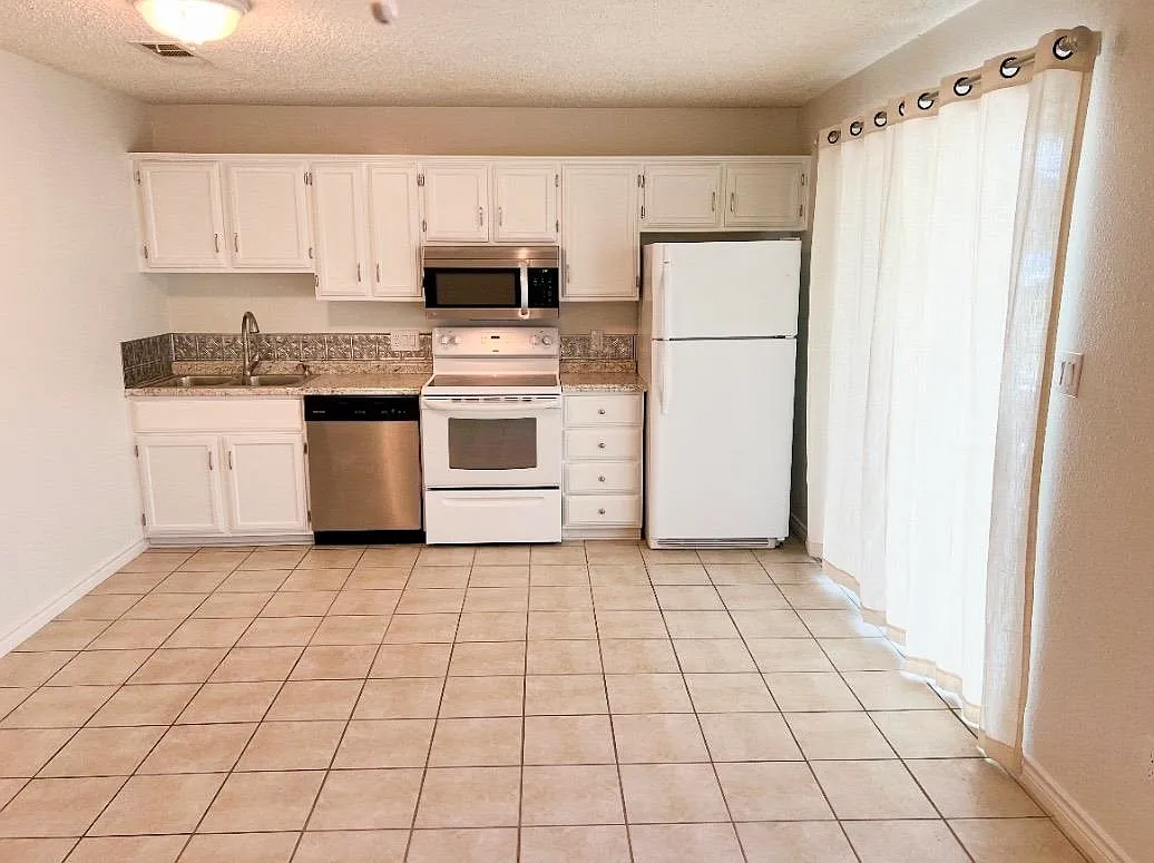 1 bed, 2.0 bath, 744 sqft, $1,250 — Photo 3