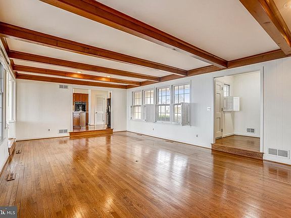 5th image of 322 Queen Anne Club Dr