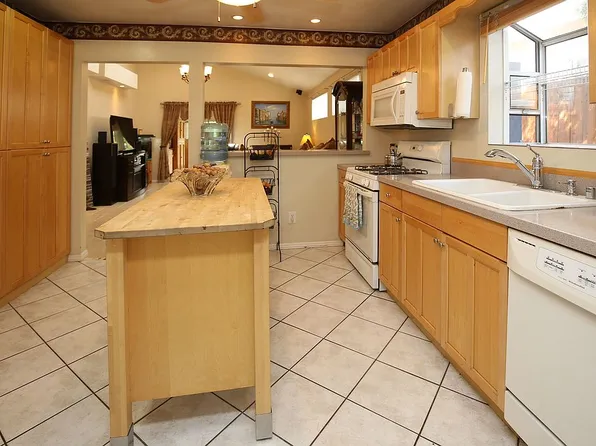 1307 N Beachwood Dr, Burbank, CA 91506
