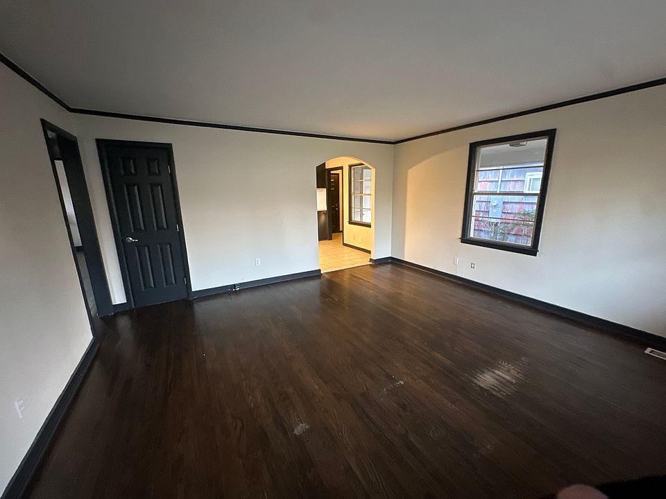1st image of 900 W 43rd St