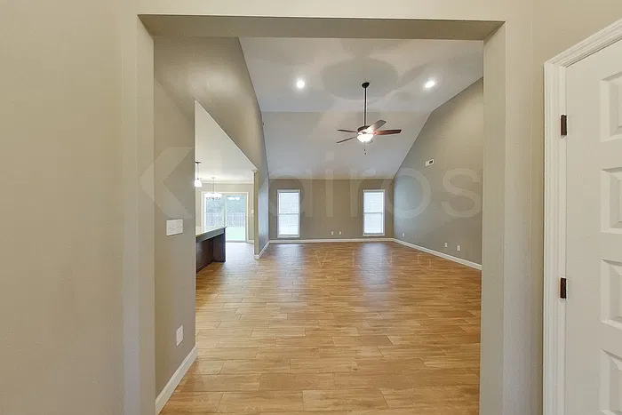 3 bed, 2.0 bath, 1800 sqft, $1,925 — Photo 2