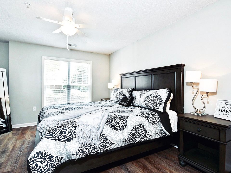Large master bedroom with king memory foam mattress. Two night stands, dresser, full length mirror, Smart tv, walk in closet and full bath with separate shower and tub.