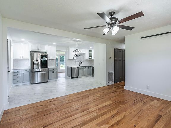 5th image of 405 Wellington Ct