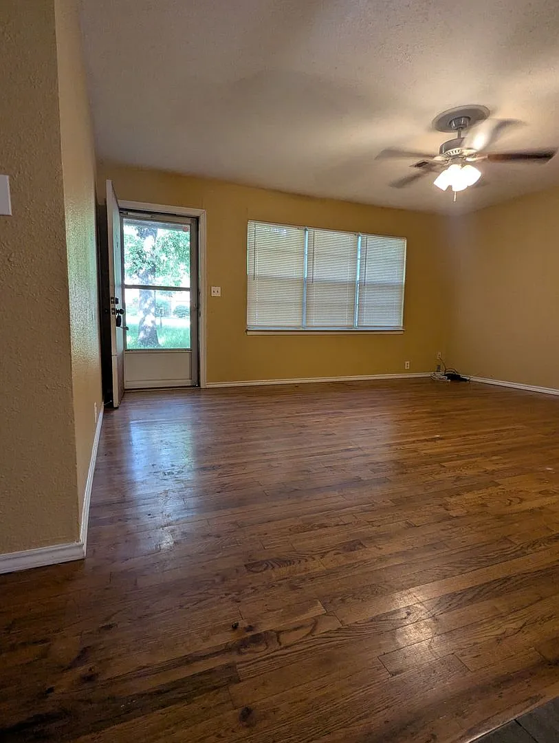 Quaint 3/2 on large shaded lot in Azle! Summer MoveIn Special! — Photo 2