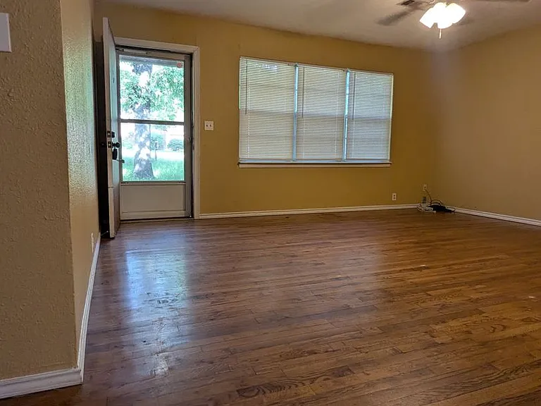 912 Red Bud Dr — Photo 2