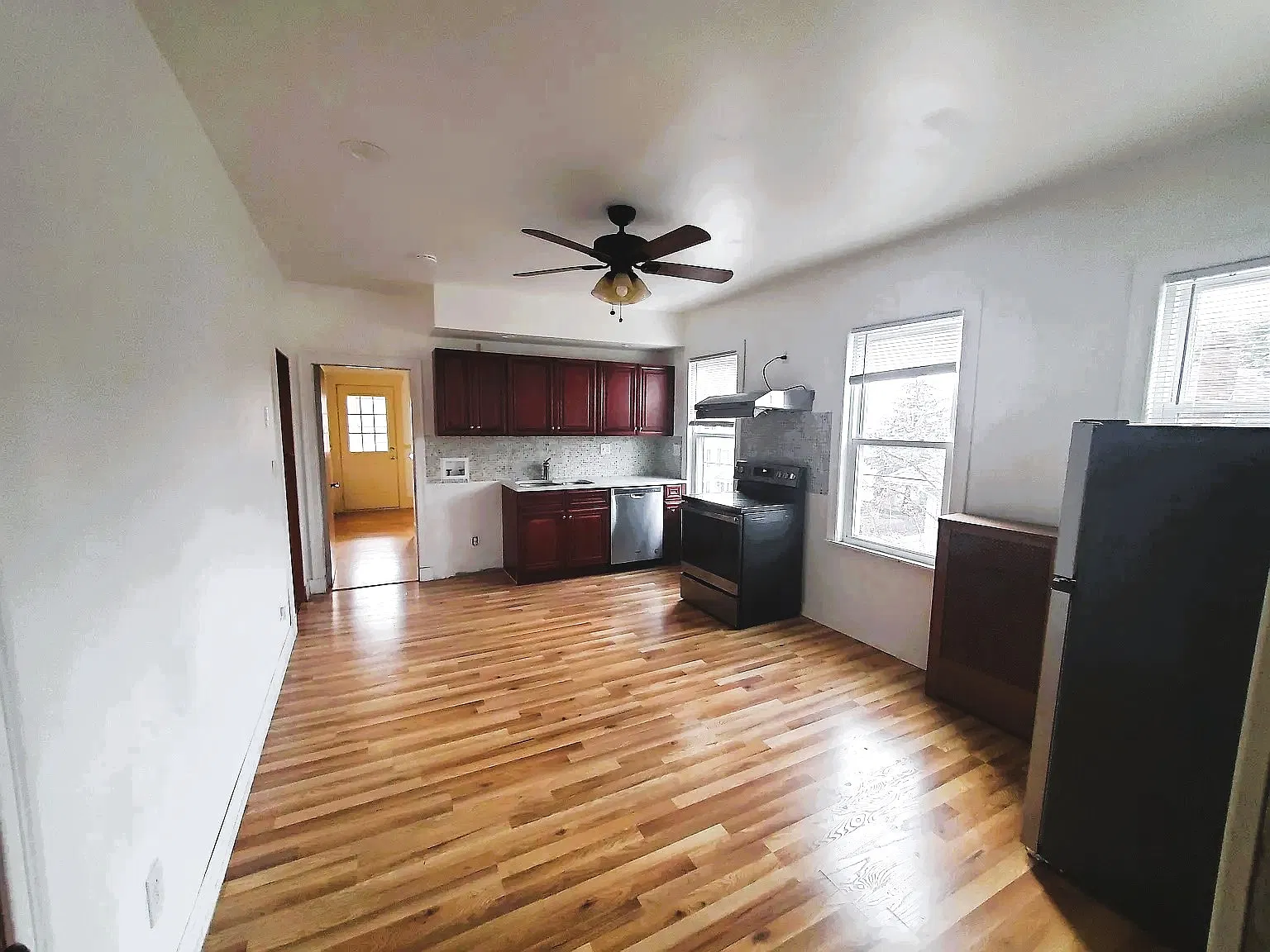 3 bed, 1.5 bath, 1800 sqft, $3,550 — Photo 2