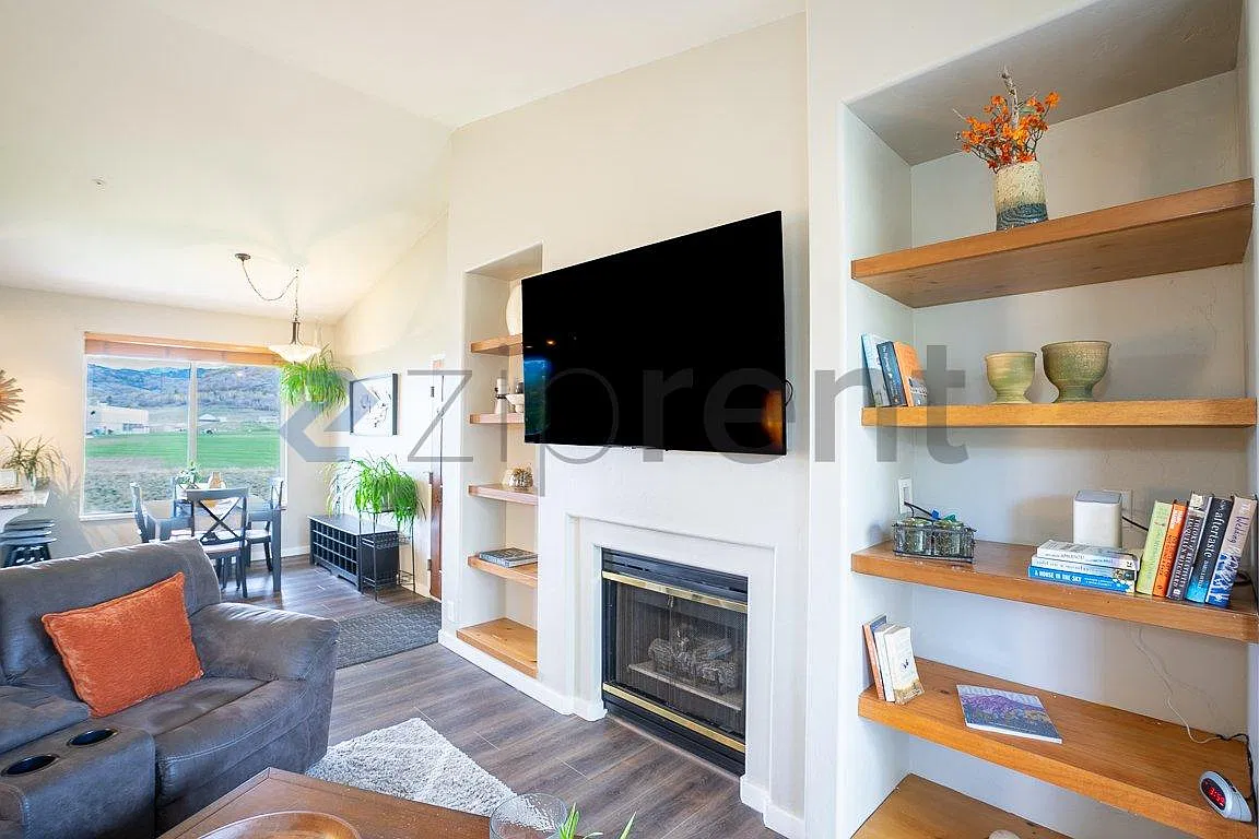 3 bed, 1326 sqft, $3,995 — Photo 4