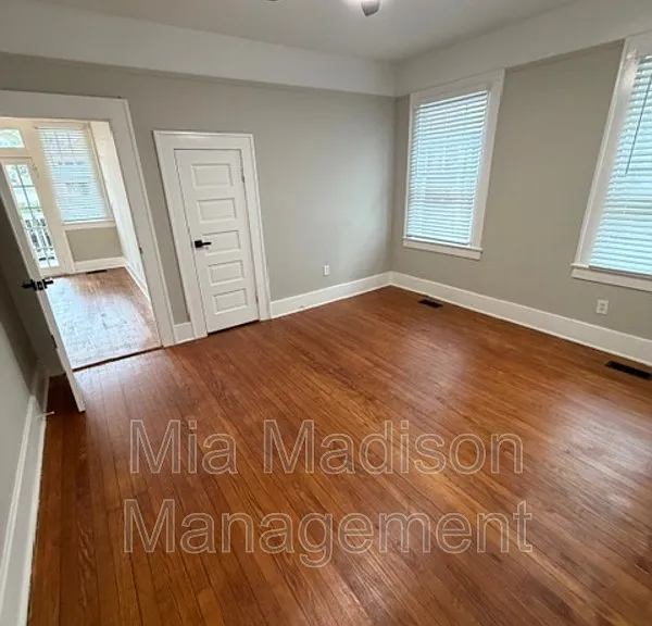 801 E 39th St — Photo 16