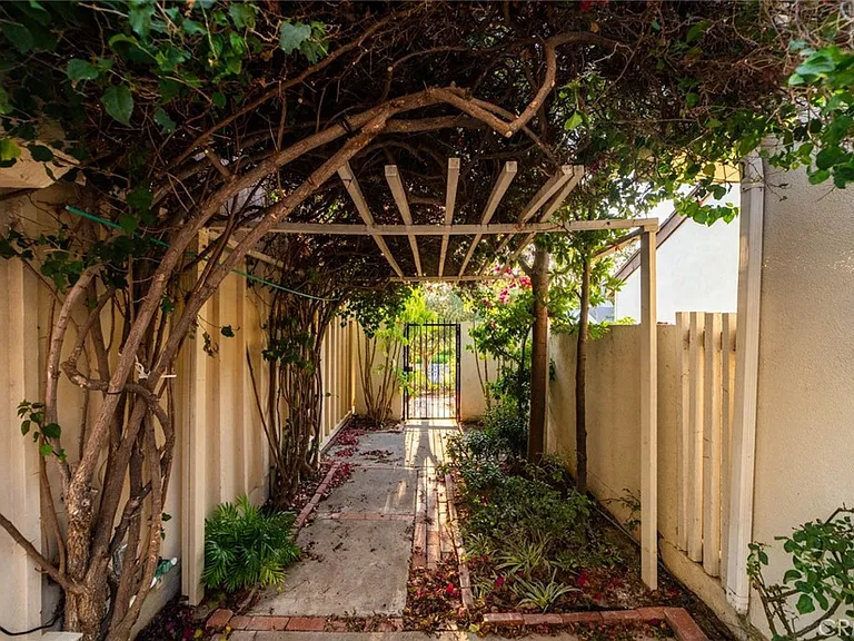 10 Oak Tree Ln — Photo 34