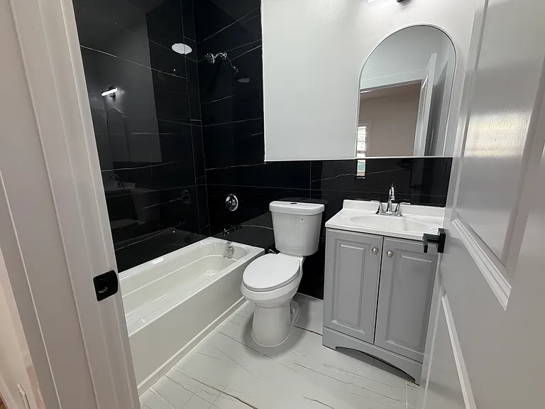 181 Woodside Ave #1R — Photo 5