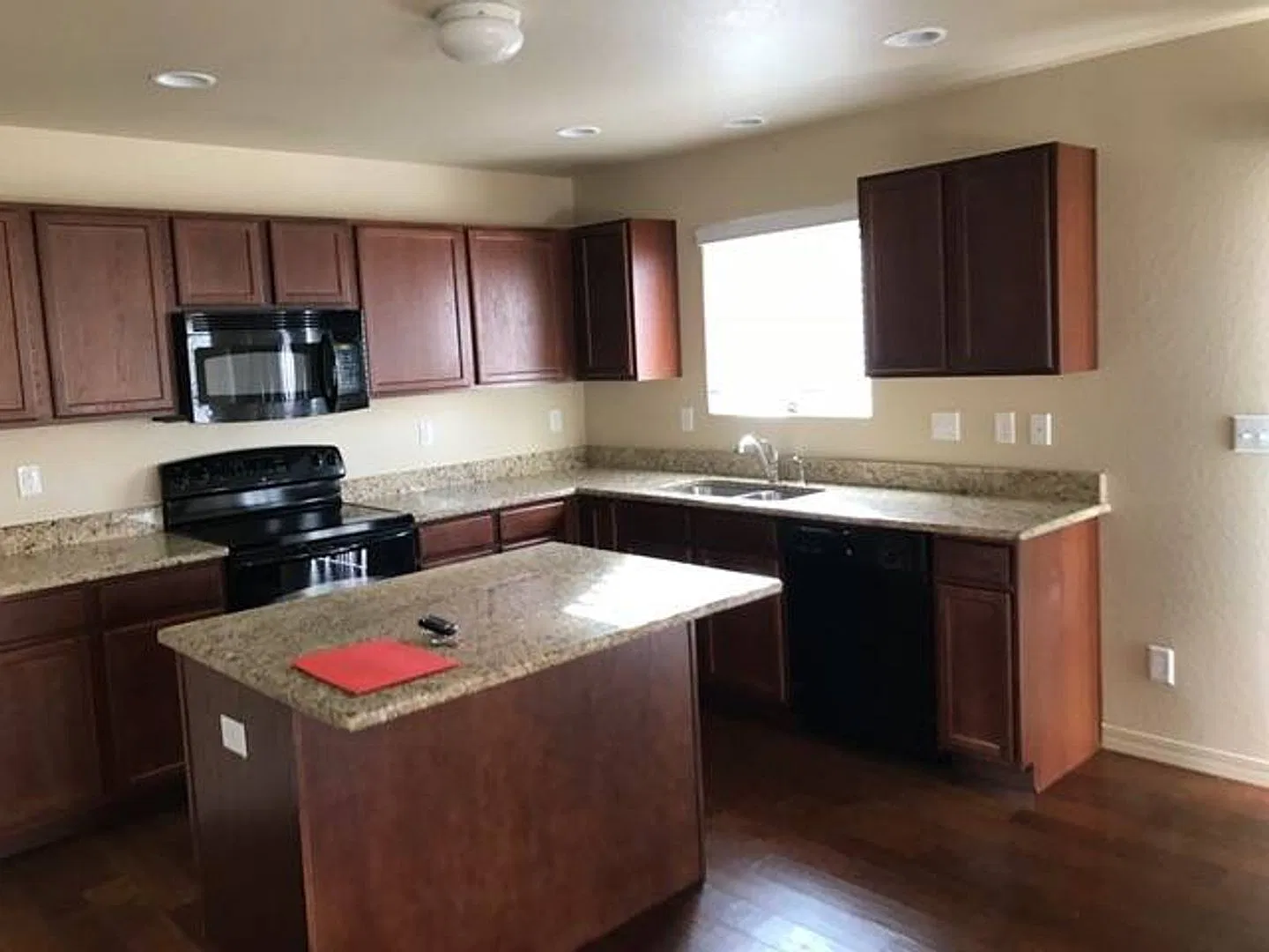 Spacious Home on Manistique For Rent — Photo 3
