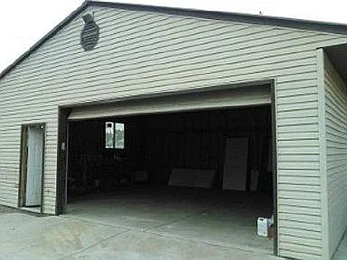 1140 Merritt Dr — Photo 2